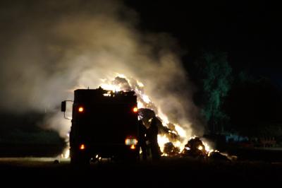 Mehrere Hundert Strohballen fangen Feuer - Brandstiftung wird vermutet in Jettingen
